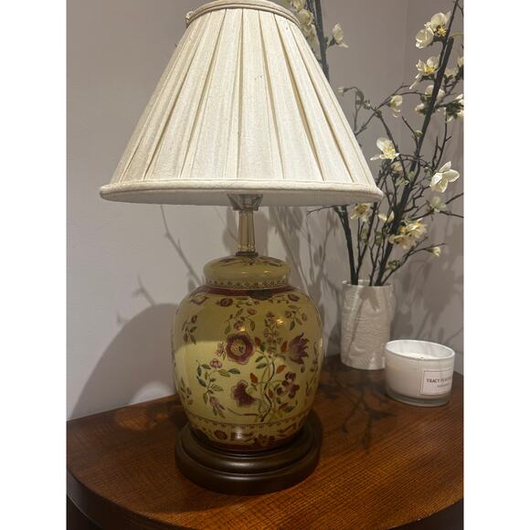Oriental Ginger Jar Table Lamp With Beige and Red Floral - Picture 2 of 8